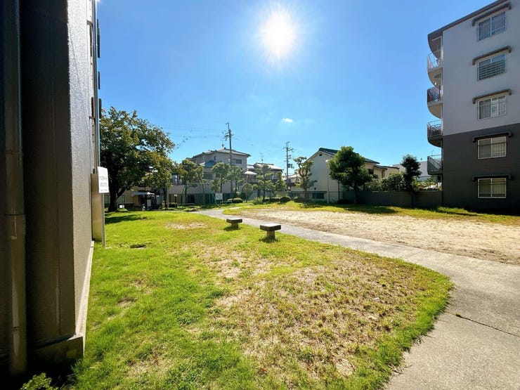 スーパーやコンビニなど生活利便施設が充実した立地です。