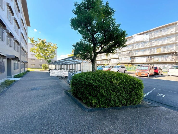 落ち着いた雰囲気の閑静な住宅街で環境の良い立地です。