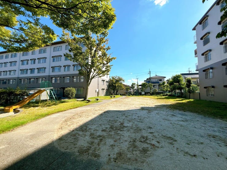 付近には緑や山など多く、豊かな自然の風景を望んでいただけます◎