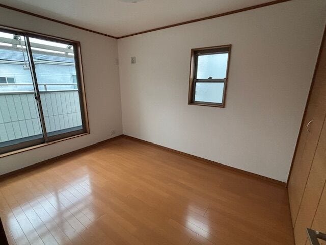 こちらもバルコニーに繋がるお部屋です。
2面採光の洋室はお子様のお部屋にも最適です!