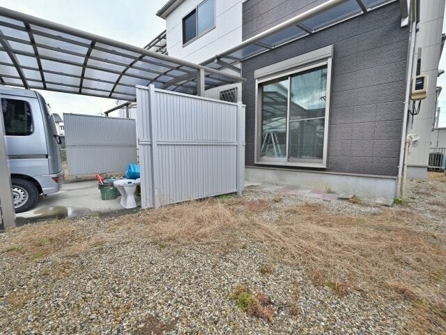 駐車場を挟んでもう1箇所に庭ございます。