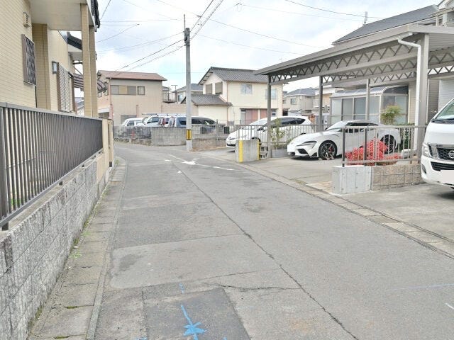 前面道路の様子です。
前面南側公道幅員 4.5mです。