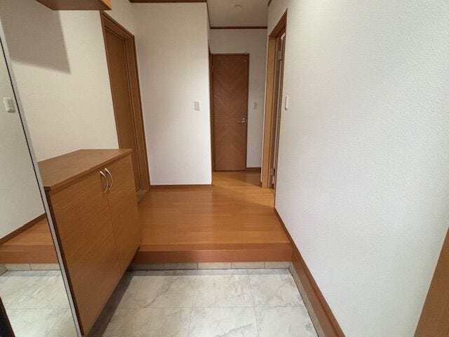 玄関の様子です。
鏡付きの玄関収納です。お出かけ前の身だしなみはここでチェック出来ます!