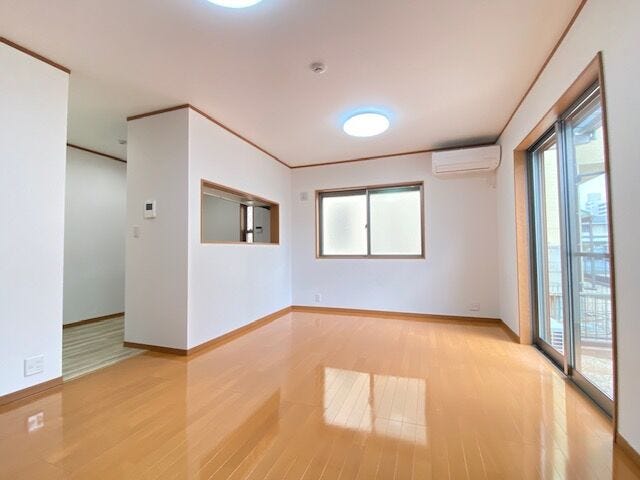 リビングは南側に掃き出し窓がございます。
LDK広々15帖以上!