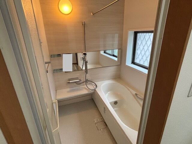 腰掛付きのお風呂は半身浴が楽しめるほか節水効果も!
窓付き浴室は、しっかり換気してくれますのでいつも清潔に、毎日のバスタイムが楽しみになります。