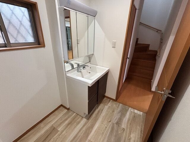 3面鏡仕様の洗面台。鏡の裏が収納になっていて小物がスッキリ片付きます。