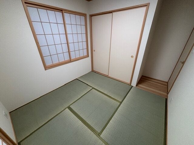 玄関横の和室は急な来客にも便利です。押入もついており片付け楽々♪