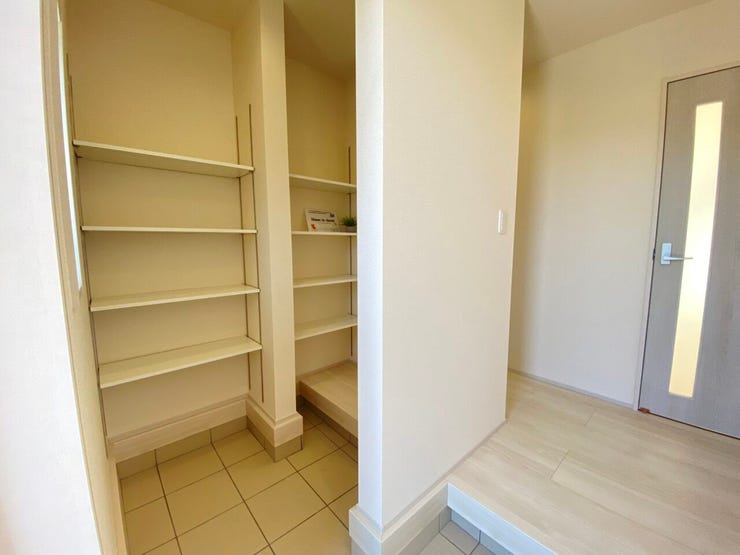 広々エントランス♪シューズインクロークは可動棚採用♪