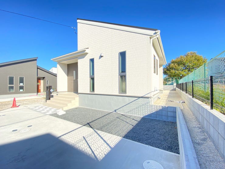 オシャレな屋根形状の平屋建て♪
