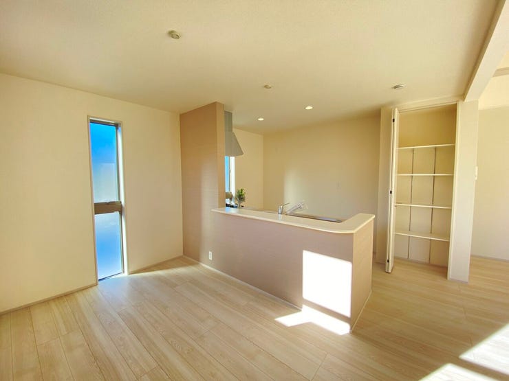 キッチン後ろには可動棚タイプのパントリーで収納が楽♪