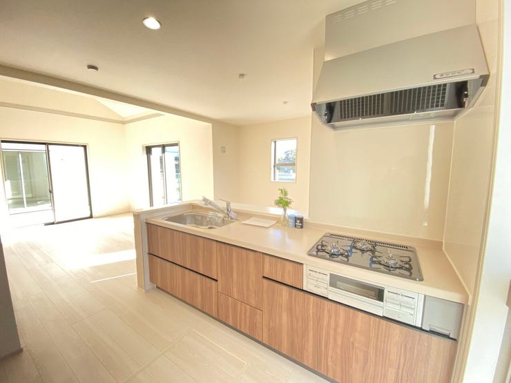 料理をしながら家族との会話を楽しめる対面キッチン♪
床下収納付き♪