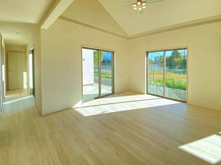 陽当り良好+開放的なリビング♪
広々約22帖♪
シャッター雨戸完備♪