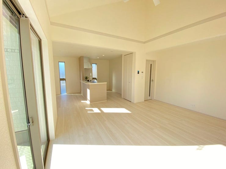 掃出し窓からの採光充分なLDK♪