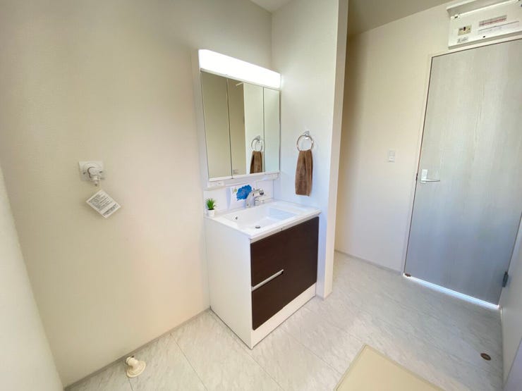 スペース広々な洗面脱衣室♪
便利な三面鏡洗面台を採用♪