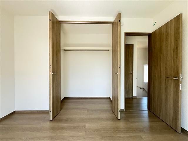 WIC付き7帖洋室:大容量の収納はもちろん、各居室にも収納スペースを確保しています。