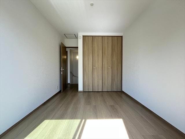 5.25帖洋室:中央にあたる洋室です。木目の落ち着きを感じられます。