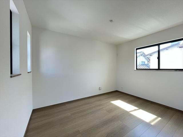 6帖洋室:南北の2面採光のお部屋です。落ち着いた雰囲気の中でゆっくりとくつろげる静かな空間。