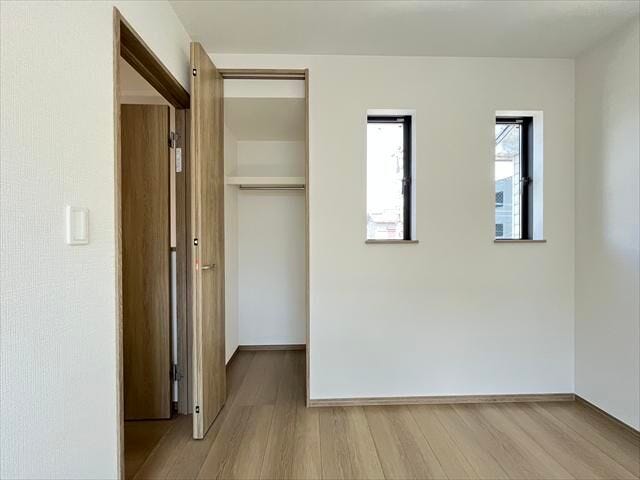 6帖洋室:窓のデザインが表情豊かで、明るく爽やかな雰囲気♪コンパクトですが収納もしっかり完備◎