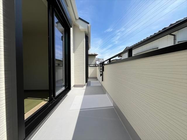 2部屋を繋ぐバルコニーはゆったりと、洗濯物も気持ちよく干せそうですね。