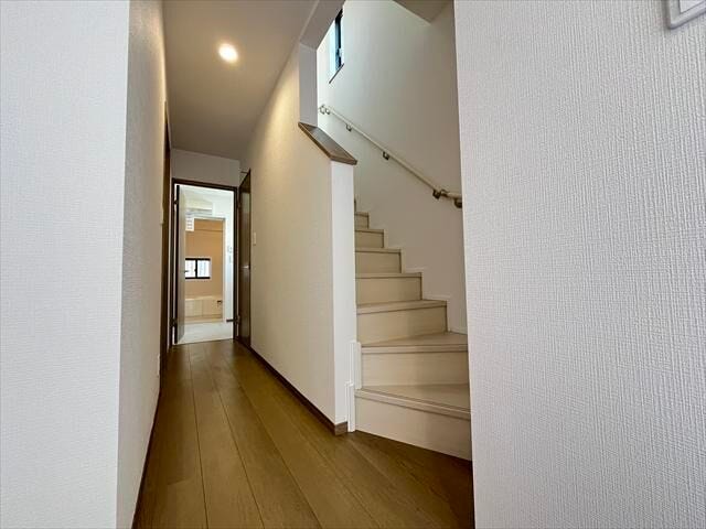 1階廊下:玄関からまっすぐ繋がる廊下の先には洗面所があります。帰宅して手洗いもスムーズに。