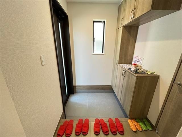 玄関扉に小窓がついているので、室内に明るい陽射しを届けてくれます。