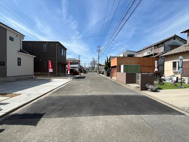 幅員約6.5mの北側前面道路です。道路幅にゆとりがあるので、車種を選びません。道路の突き当りに「滝春公園」があります。お子様の遊び場が近くにあり、安心ですね。