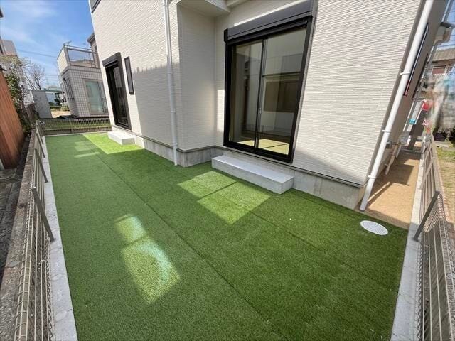 ◆南庭◆人工芝が敷いてあります。お手入れの手間がなく、虫がでない、枯れないなどのメリットがあります。