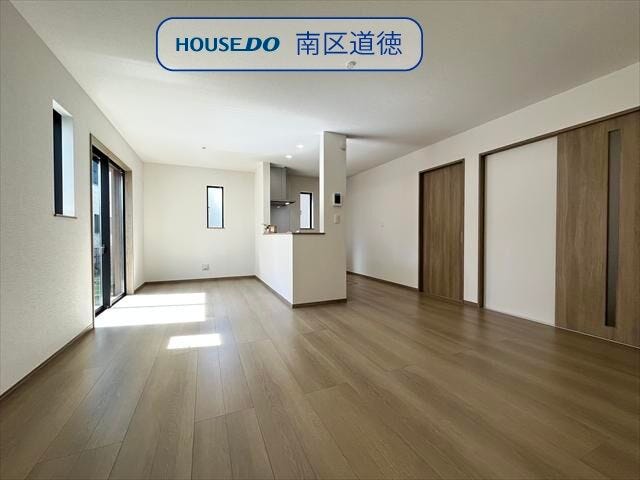 大きな窓から日差しがたっぷり入るリビング!