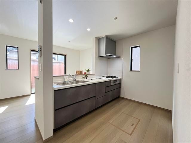 グレー系のお色のシステムキッチンは、落ち着いた雰囲気に♪