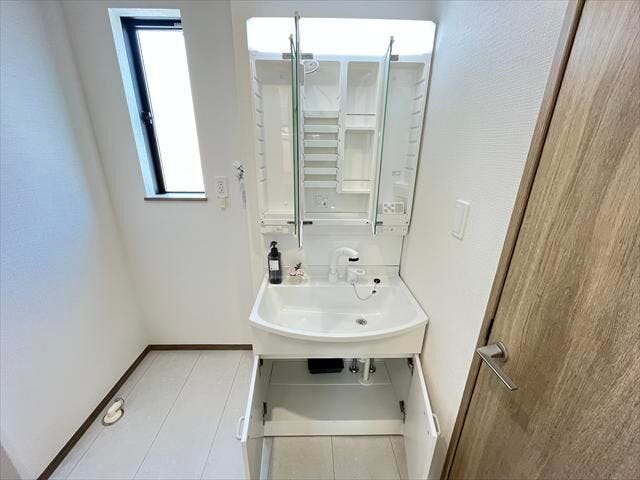 鏡の裏側は収納になっているので、歯ブラシなども片付けられ、スッキリと清潔なスペースを保てます。