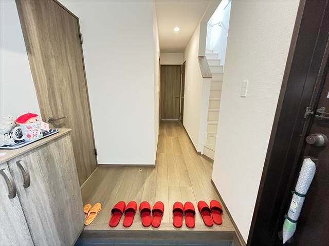 1階廊下:優しいお色の建具で、爽やかでありながら、あたたかみも感じられるお部屋となっています。