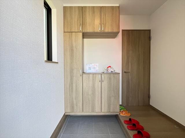 天井までの高さがあるたっぷり玄関収納。小物など飾ることができますね♪