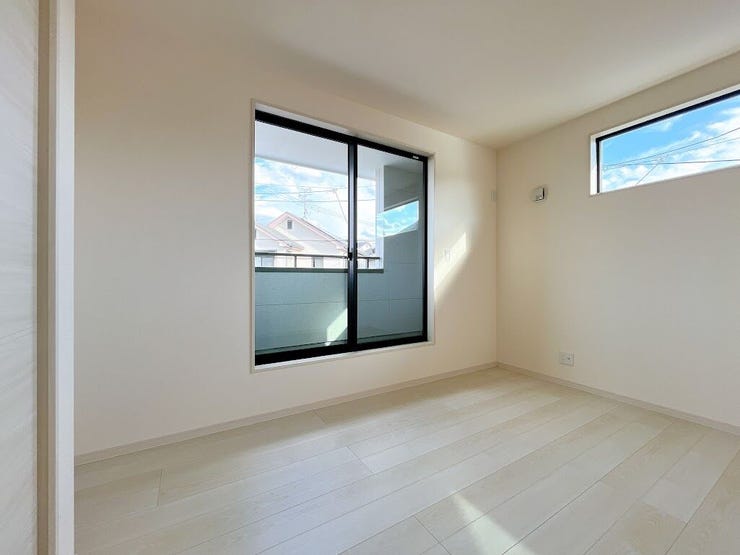 日当り良好の洋室!
明るい空間となっております。