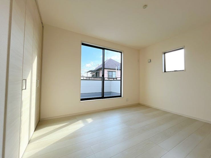 大きな窓から朝日が差し込み、目覚めのよい1日が迎えられそうです◎