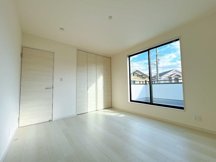 窓から風を感じられる快適なお部屋です。