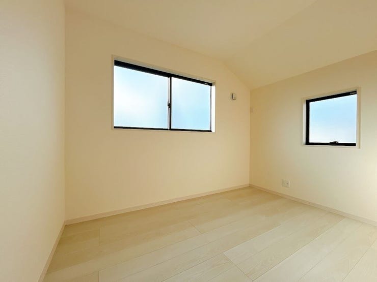 バルコニーの窓が大きく、明るい室内です◎