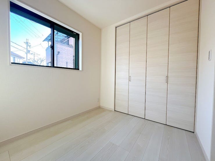 光をたっぷり取り込める窓があり明るい室内です◎