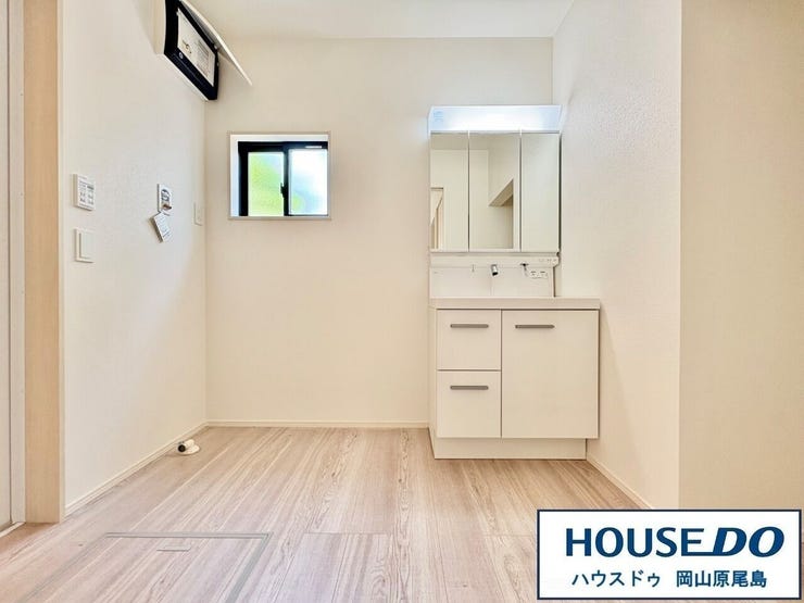 洗面スペースに窓があるので、朝の準備も明るい気分で出来ますね!湿気が溜まりやすい場所でもあるので、換気出来るのも嬉しいポイントです(^^)/
※同施工会社の物件イメージ写真です。