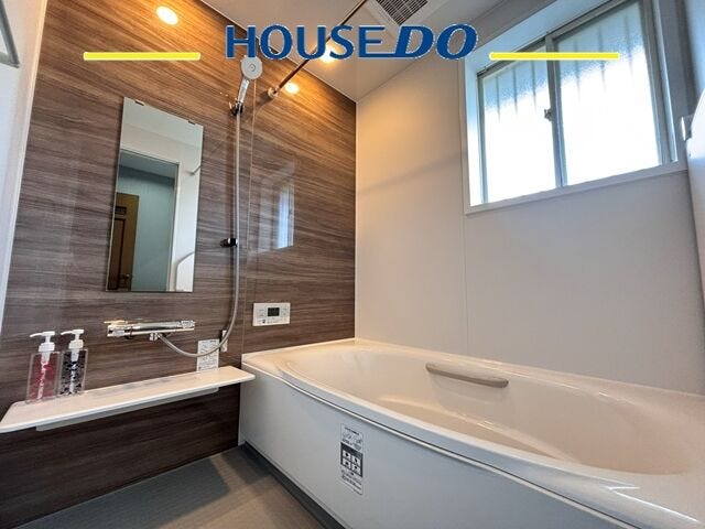 窓付きで日当たり・換気面良好のバスルーム