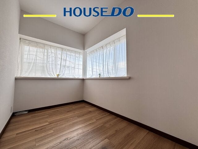 外を一望できる、開放感のある窓です。