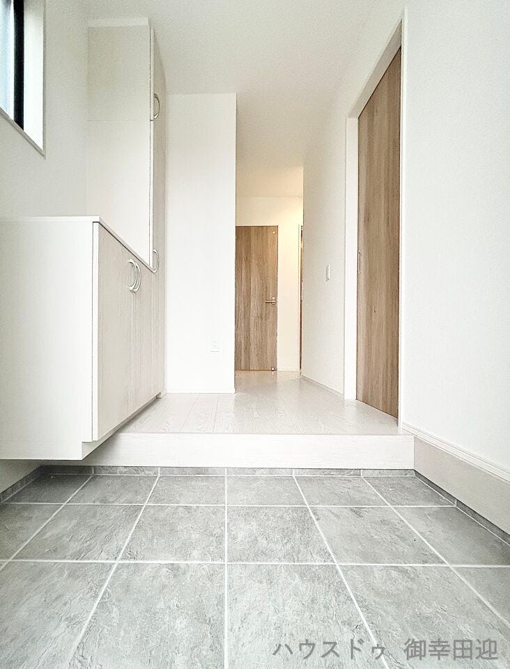 ■□■「しまう」が叶える、美しい玄関■□■大容量のシューズボックスがあることでいつも整理された、気持ちの良い「家の顔」を保てます。