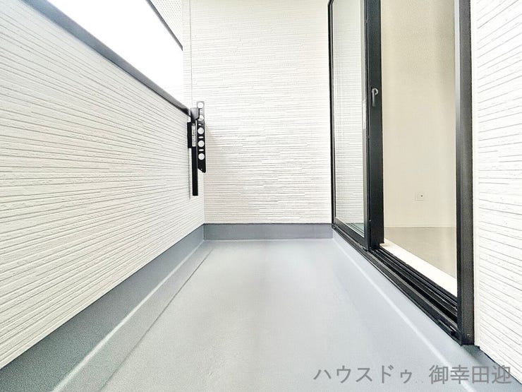 ■□■空の下の開放的な特等席■□■日光浴や読書、外の空気を感じながらリフレッシュ。暮らしを豊かにする、もう一つの心地よい空間です。