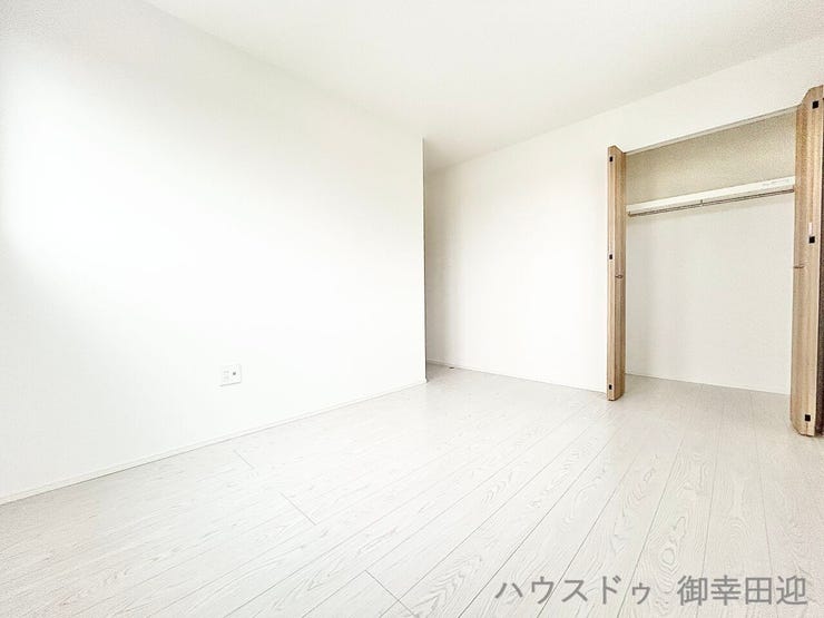 ■□■用途が広がる、自由な居室■□■2階6.5帖洋室。寝室、書斎、趣味の部屋。家族の成長やライフスタイルに合わせ、様々な使い方ができる快適な空間です。