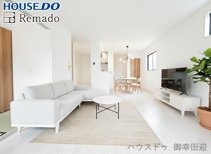 【リビング】
■□■家族の笑顔が集う、安らぎとくつろぎの中心地■□■お気に入りの家具を迎え、窓からは心地の良い光が差し込みます。※CGで家具を配置しています。