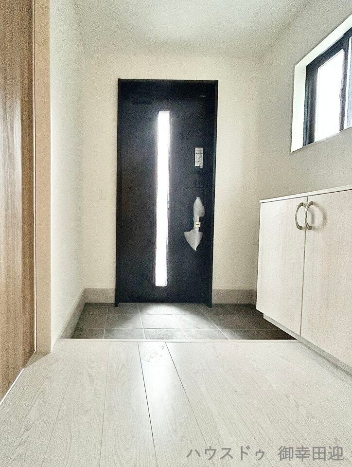 ■□■「ただいま」の安堵をくれる場所■□■訪れる人を迎え入れ、帰るたびにホッと一息つける、明るく機能的なエントランス。