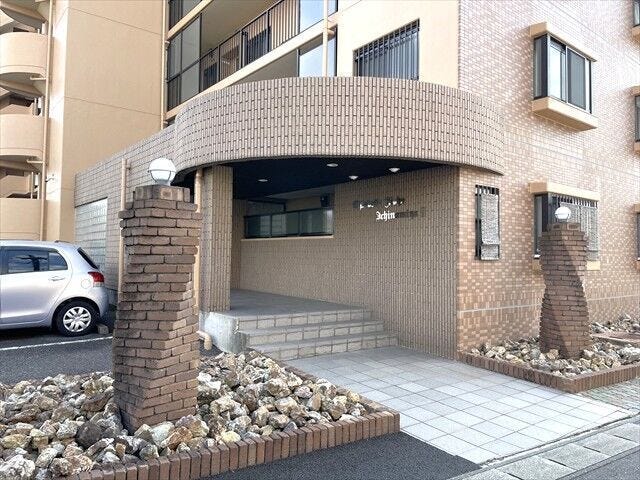 清潔に保たれたエントランス。お掃除も行き届いており、築年数を感じさせません。