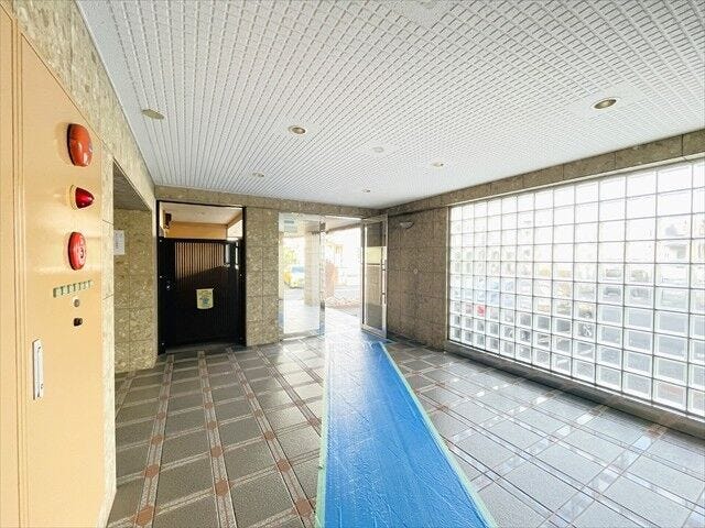 大きな窓からたくさんの自然光が入り込み、ロビーを明るく照らします。