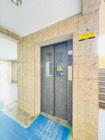 7階建てマンションのためエレベーターが設置されています。買い物後の荷物を運ぶ際にはとても助かります。