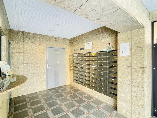 郵便受けが1階にあり、外部の方が不用意にそれぞれの部屋まで来られることを防げますね。