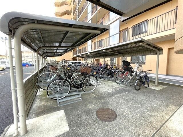 駐輪場は屋根付きになっています。保管時の雨除けになりますね。